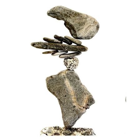 ロックバランシング作品。平たい石を扇状に重ね、上に大きな石を載せている