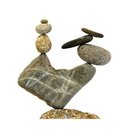 ロックバランシング作品。白い石英の筋が走る大きな石を土台に、左右へ石を伸ばした構成