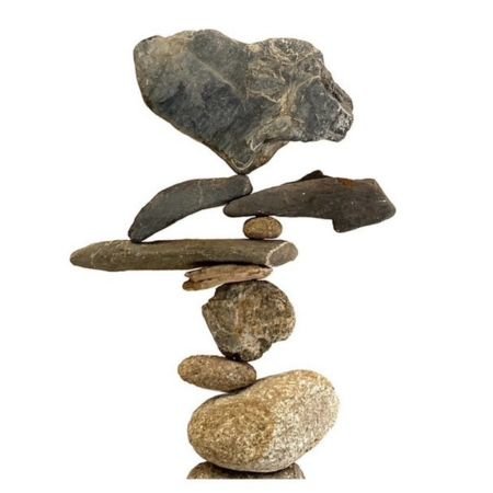 ロックバランシング作品。丸い石を積み上げ、その上に平たい石を水平に渡している